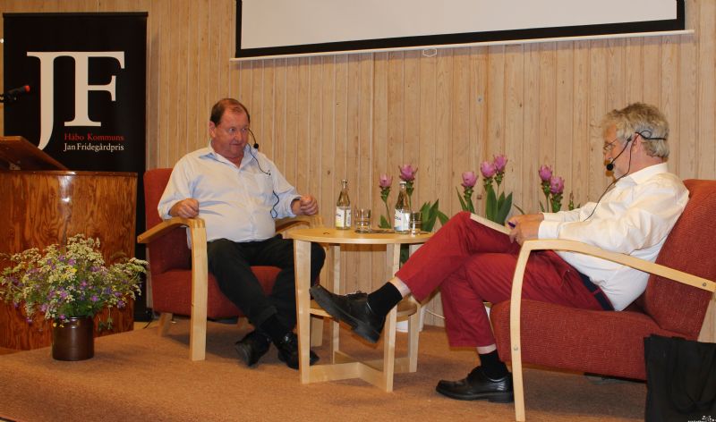 Roy Andersson och juryns ordfrande Jan Wolf-Watz samtalar om Roys konstnrsskap vid prisutdelningen den 14 juni 2012. 