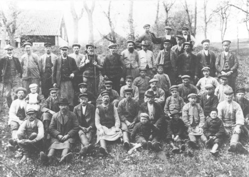 En gruppbild med arbetarna p Katrinedals herrgrd i vergran. Jan sitter i keps framfr mannen med hatten. 