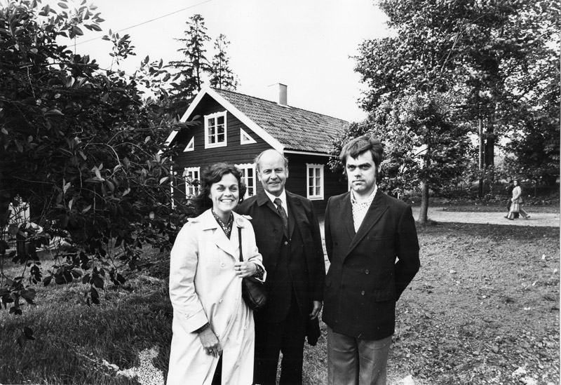 Aase Fridegrd och Stefan Fridegrd flankerar landshvding Ragnar Edenman vid invigningen av Fridegrds- och statarmuseet i vergran den 8 september 1974. 