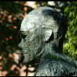 Jan Fridegårds huvud i profil på statyn av honom på Västra Ringgatan vid Fridegårdsparken i Enköping. Konstnären heter Rune Rydelius och statyn invigdes 1992.